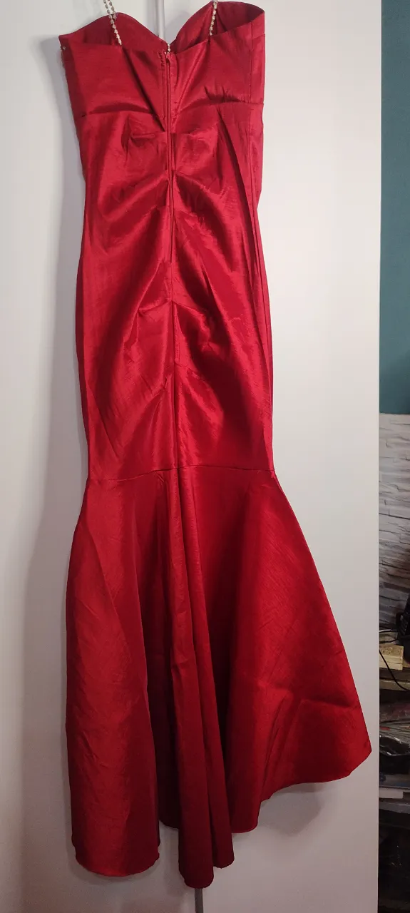 Vestido largo rojo, strapless, con detalles de strass en los breteles y en el escote. Posee un diseño drapeado en la parte del busto y la cintura, y una falda con corte sirena que se abre en la parte inferior. Ideal para eventos formales y fiestas. Razo elástizado de sisa a sisa 35 cm Hermoso 