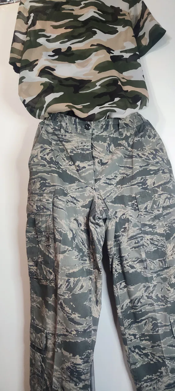 Espectacular 😀Pantalones utilitarios originales del Airman Battle Uniform (ABU) de la Fuerza Aérea de los Estados Unidos, caracterizados por su patrón de camuflaje "Digital Tiger Stripe. Remera  Forever  21 de 🎁 regalo, talle S,  ambos con estampado de camuflaje.💢 tiro alto 30 cm - de largo un metro - de cintura 35 cm de lado a lado.