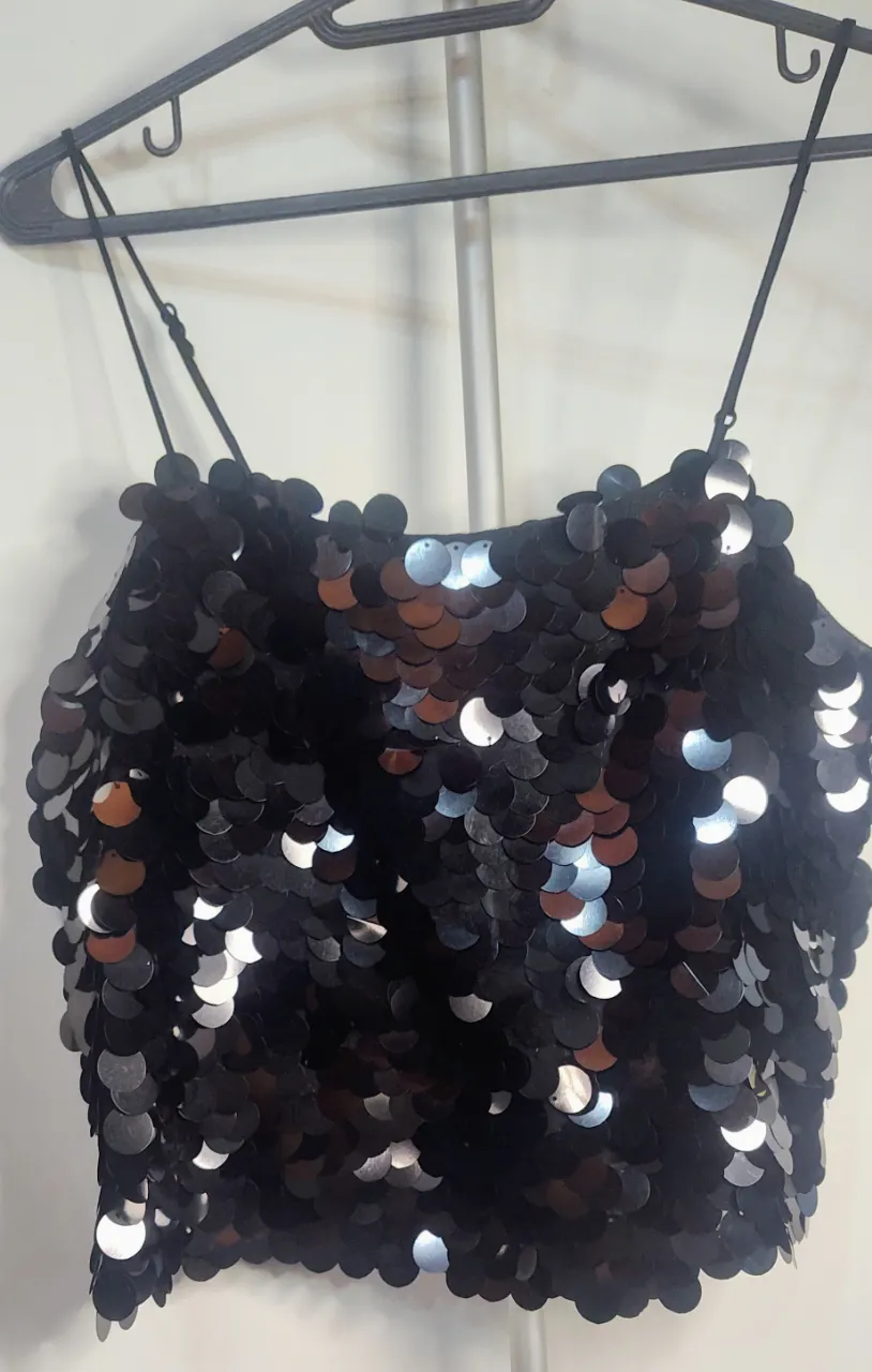 😍Un toque sofisticado  Top negro con lentejuelas negras. Breteles finos ajustables, forrado en su interior. de sisa a sisa 40 cm