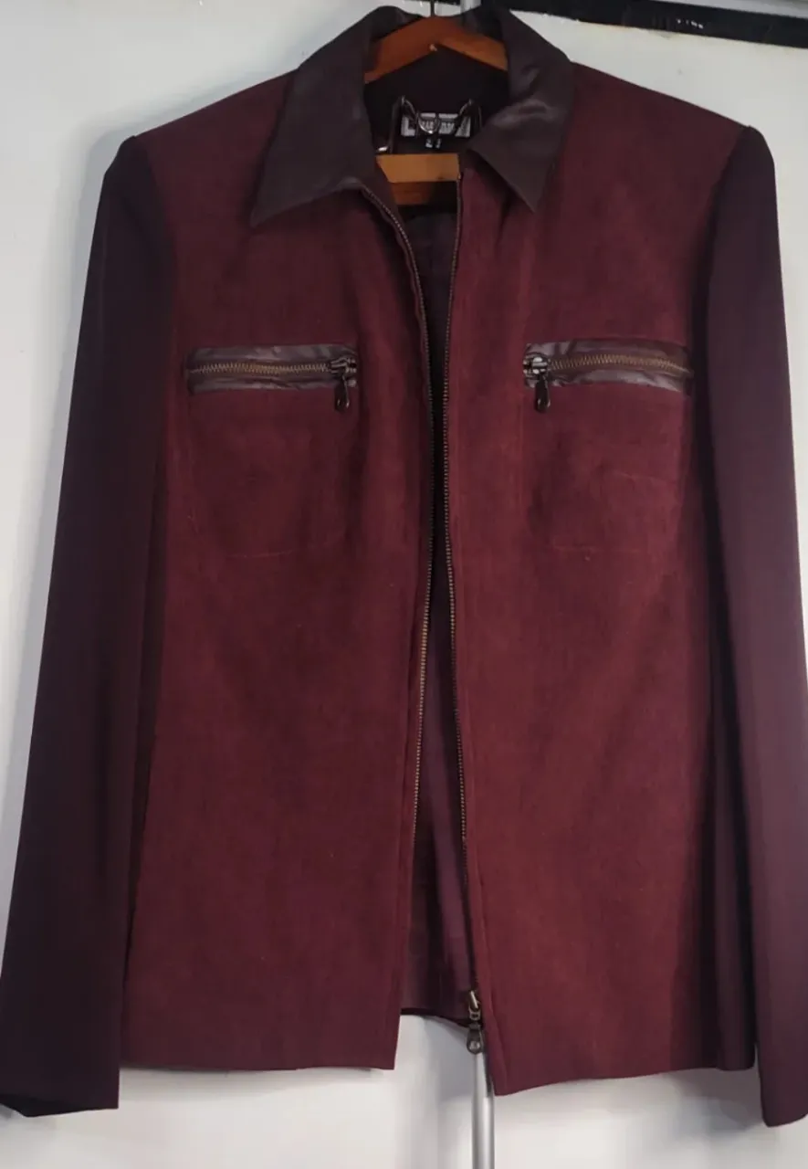 💥🥳Armaste tu Conjunto  💥💥de chaqueta y pantalón color bordó espectacular La chaqueta es de gamuza con detalles de cuero en cuello y bolsillos. El pantalón es recto con cinturón de cuero y flecos. talle de chaqueta M y talle 46 de pantalón.