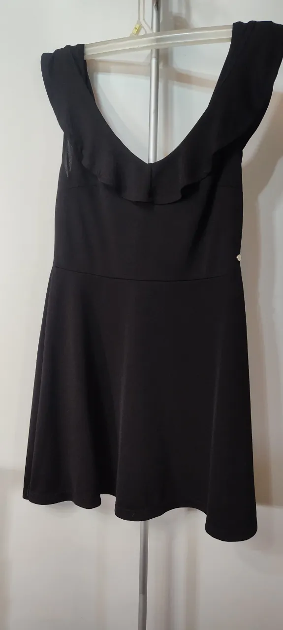 💥VESTIDO negro con volantes en el escote y estilo "fit and flare" (ajustado y acampanado)  corto.

