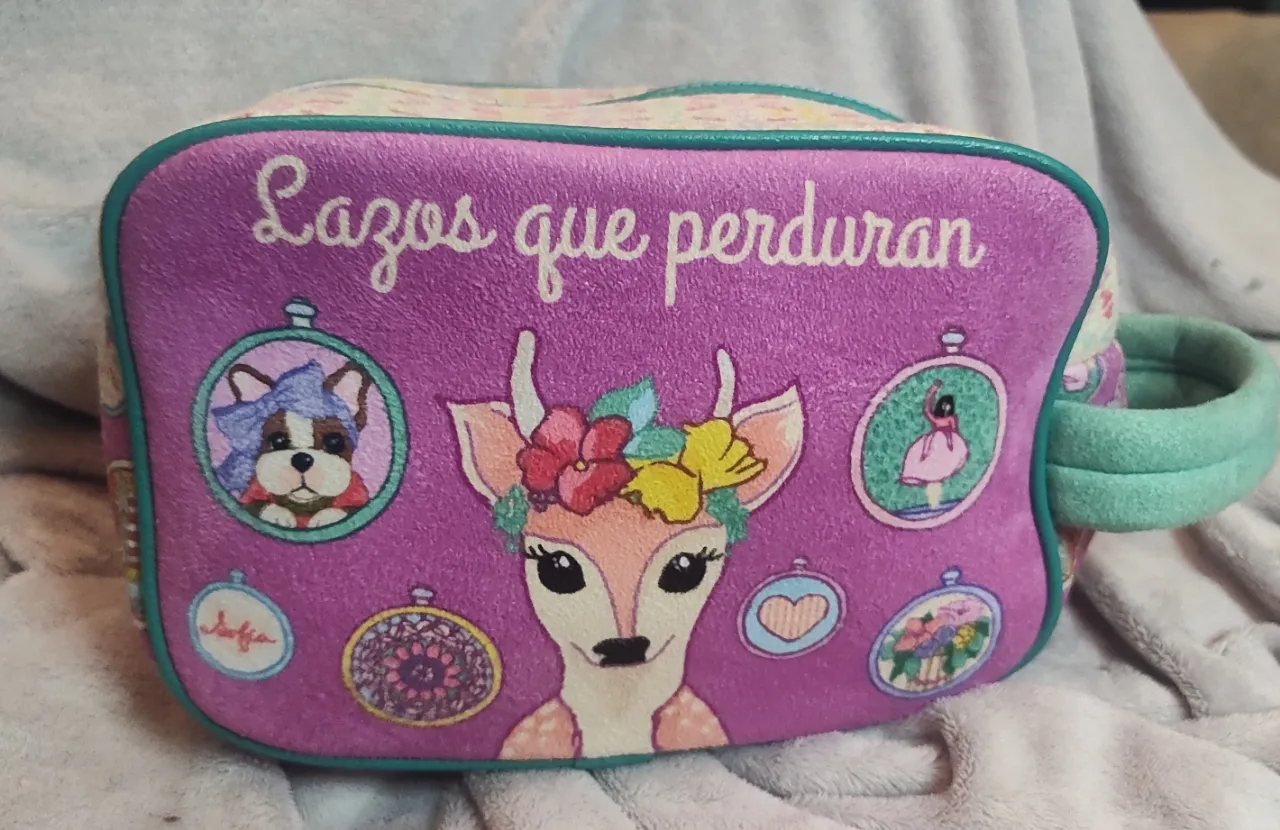 Neceser o cartuchera de tela con estampa de ciervo y perro. Cierre principal.Marca: Simones.
Modelo: " Sofía Espejo.