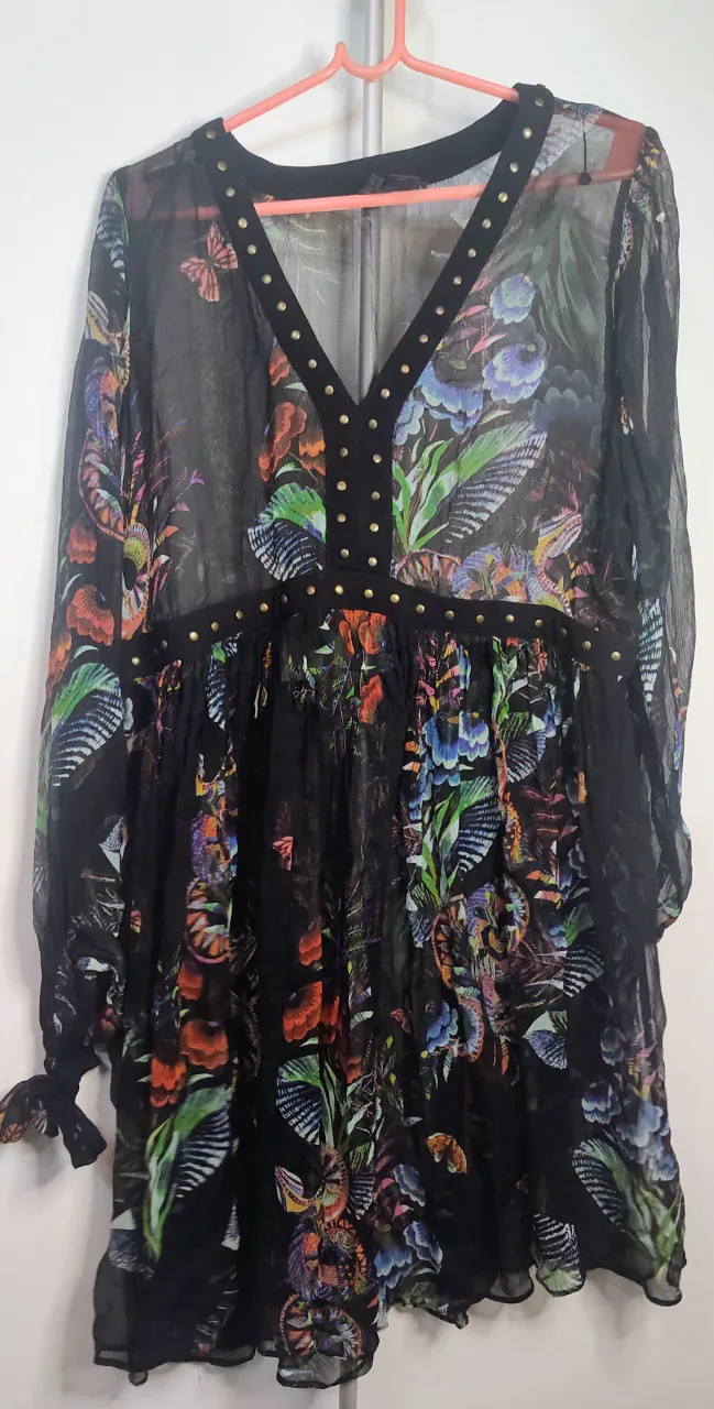 ❤️HERMOSO Único Vestido negro con estampado floral y de mariposas en tonos vibrantes. Escote en V con tachas doradas. Mangas largas con lazo en los puños. Largo hasta la rodilla. de sisa a sisa 50 cm.