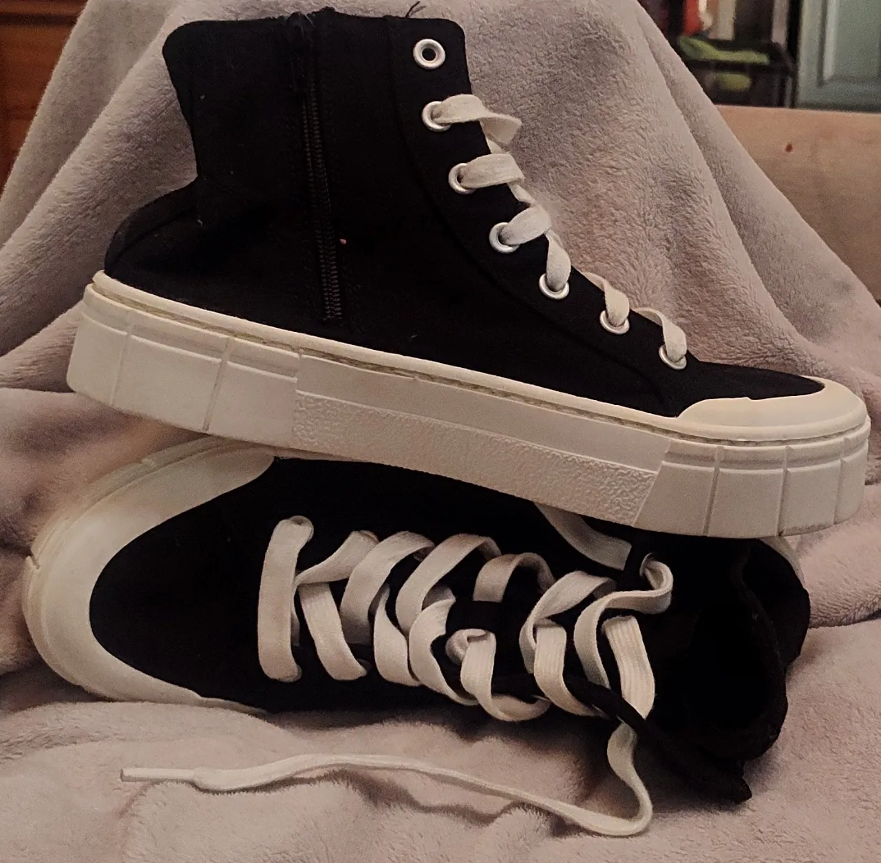 💥 espectacular 💥Zapatillas urbanas de lona negras con cordones blancos y plataforma blanca. Tienen cierre lateral. Mad Love