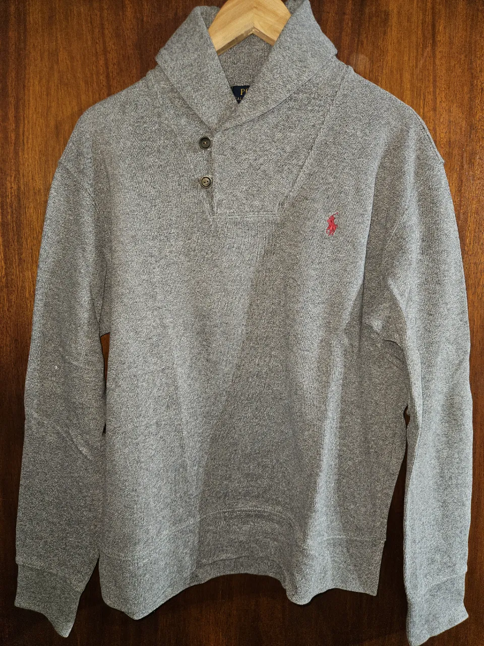 Sweater gris de cuello alto con botones y logo bordado de Polo Ralph Lauren. Ideal para un look casual y cómodo.