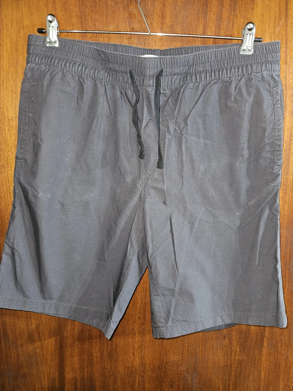 Bermuda de gabardina H&M, con cintura elastizada y cordón ajustable. Posee bolsillos laterales y dos bolsillos traseros con botón. Ideales para un look casual y cómodo.