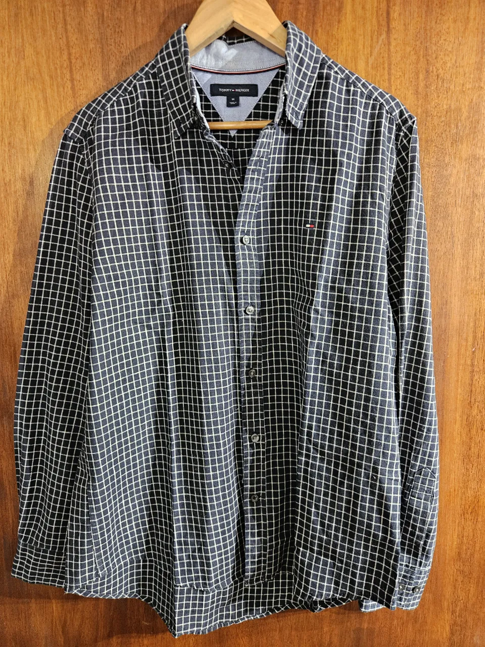 Camisa a cuadros de manga larga, ideal para un look casual y moderno. Perfecta para combinar con jeans o pantalones de vestir.
