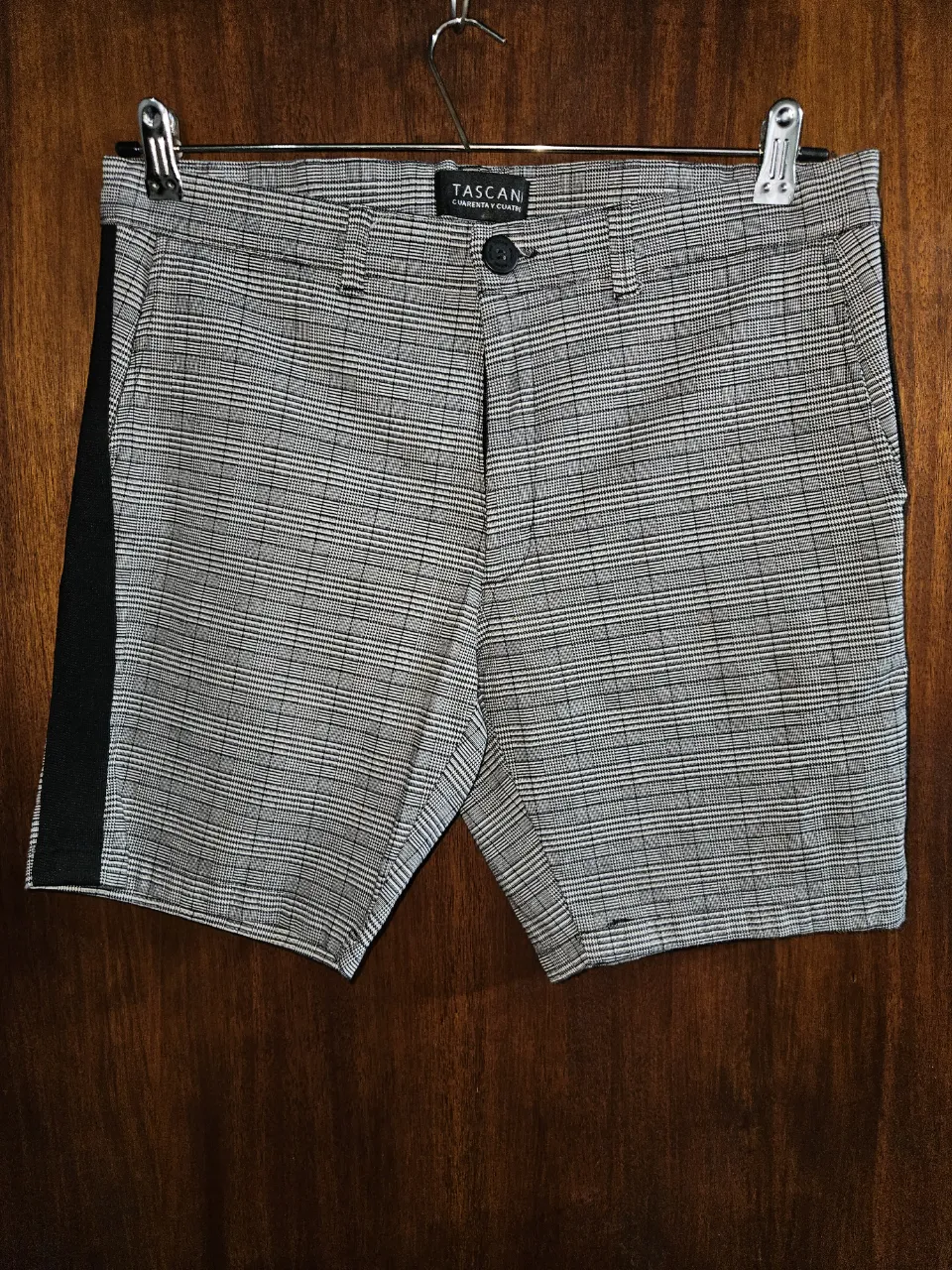 Shorts de vestir a cuadros grises y negros, con detalles laterales en negro. Ideales para un look casual o para el trabajo. Talle 44