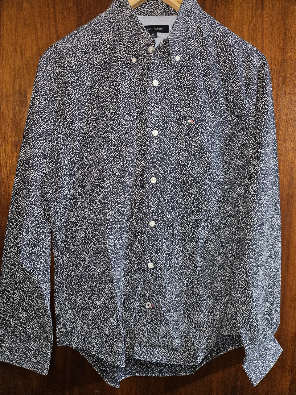 Camisa de manga larga con estampa exclusiva de puntos en azul marino y blanco. Un clásico reinventado para un look moderno y canchero. Ideal para combinar con jeans o pantalones de vestir.