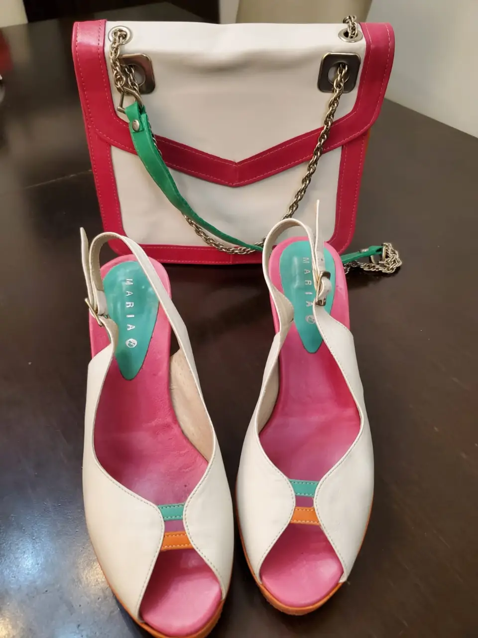 Conjunto de sandalias y cartera de mujer con diseño moderno y detalles en rosa, blanco y naranja. Ideales para un look fresco y elegante. CUERO 