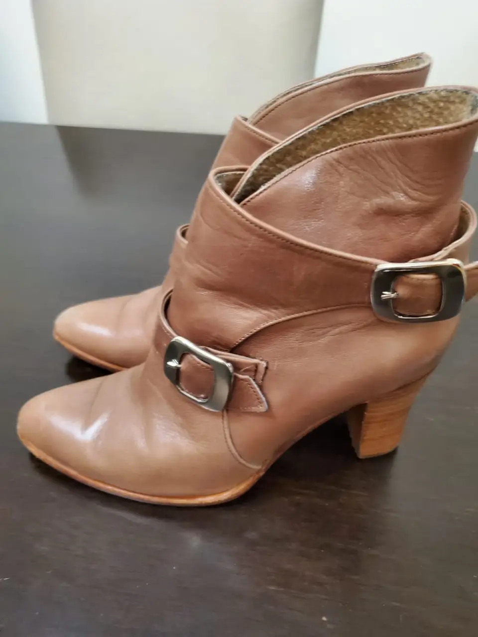 Botines de cuero marrón con detalles de hebillas plateadas. Ideales para un look casual y moderno.