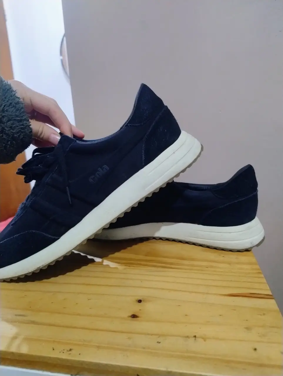 Zapatillas Gola negras con suela blanca, ideales para un look casual y cómodo. Perfectas para el día a día.