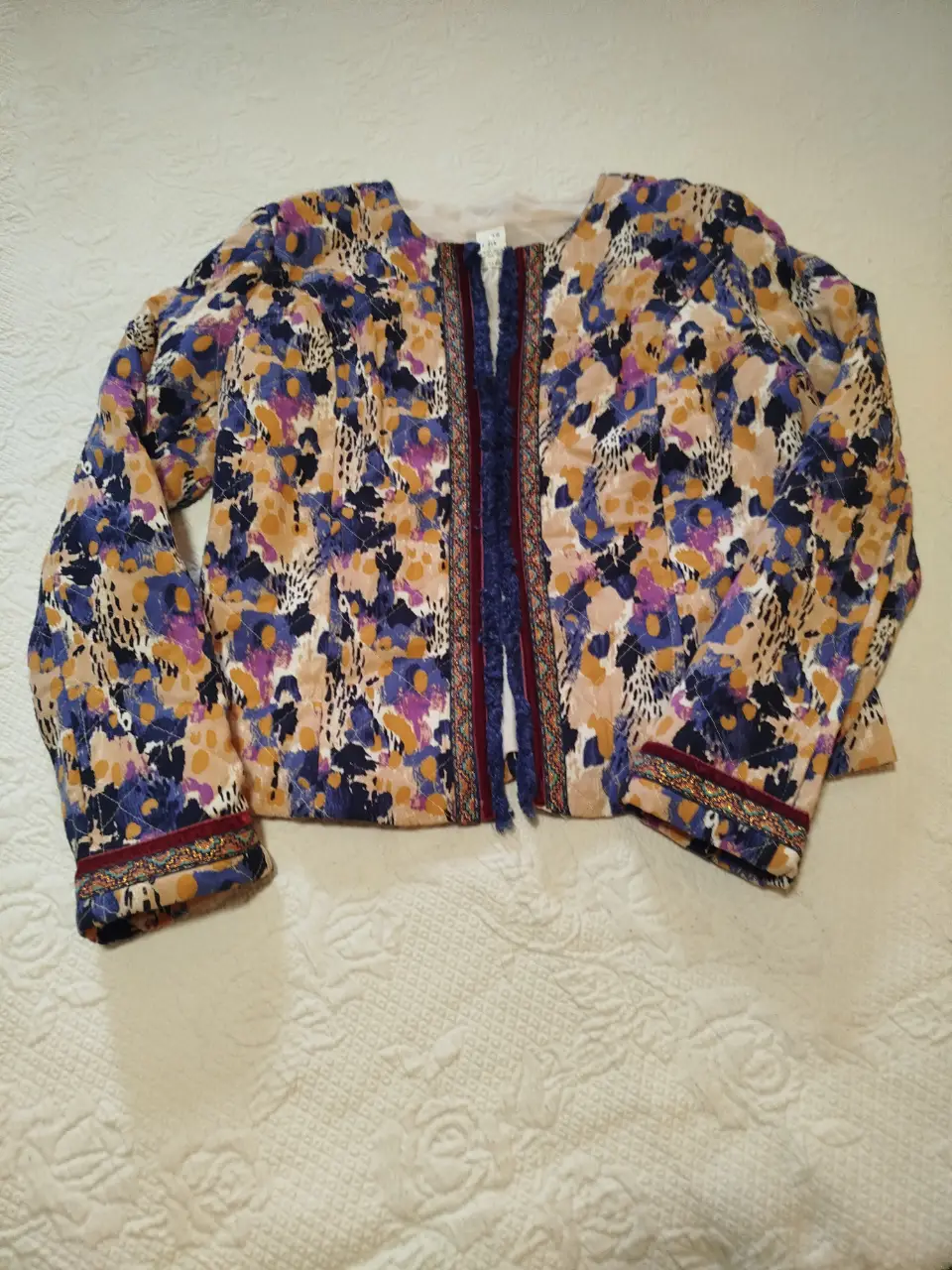 Kimono de tela estampada con detalles bordados y flecos. Ideal para un look bohemio y con estilo. talle 36. 
