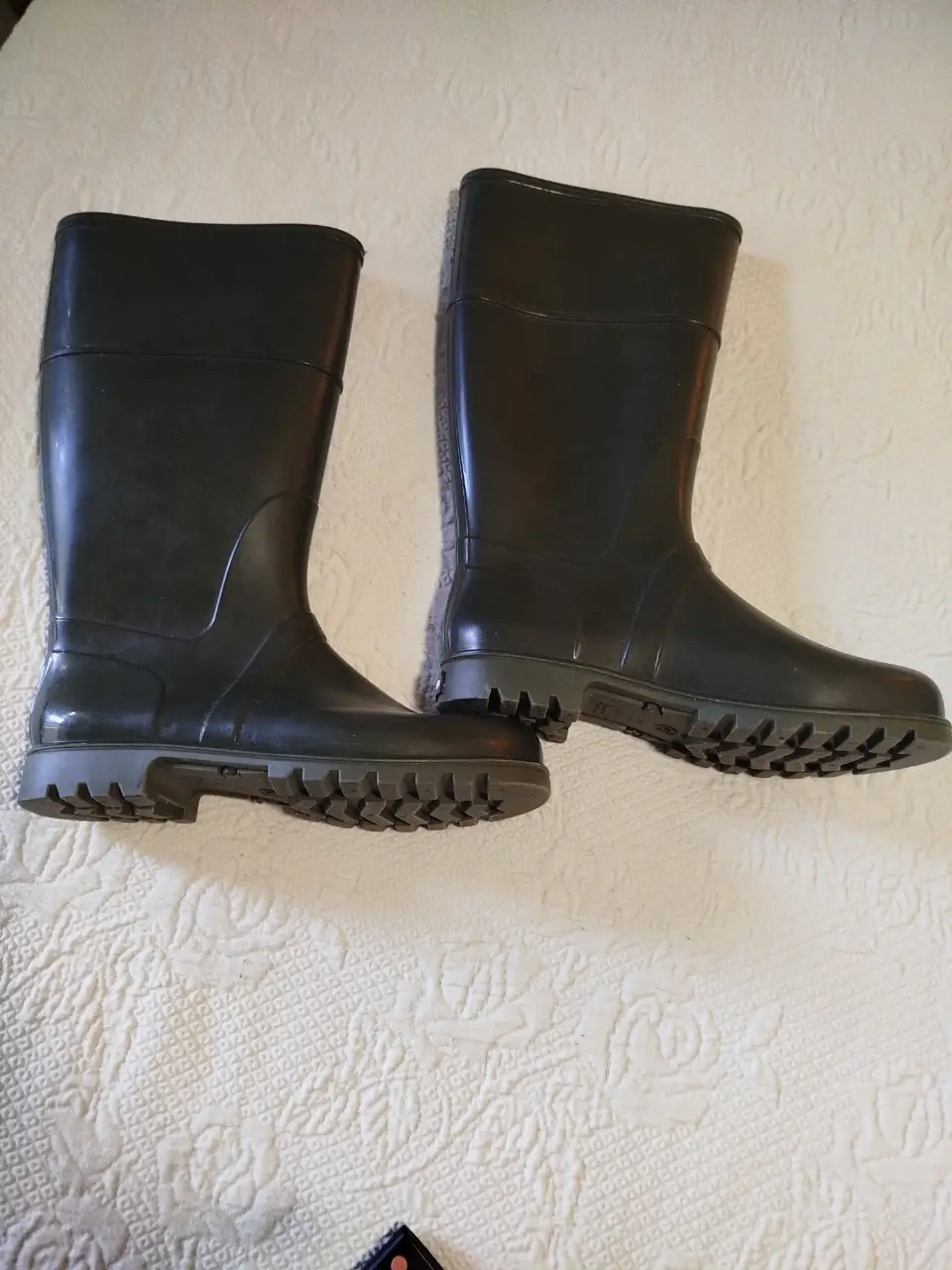 Botas de lluvia de goma color verde oscuro, ideales para días lluviosos. Talle 38. Marca Portsaid.