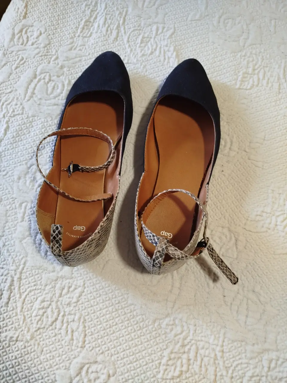 Sandalias chatas de mujer, con capellada negra y detalles en símil piel de serpiente. Tiras finas y hebilla para ajustar. Marca Gap.