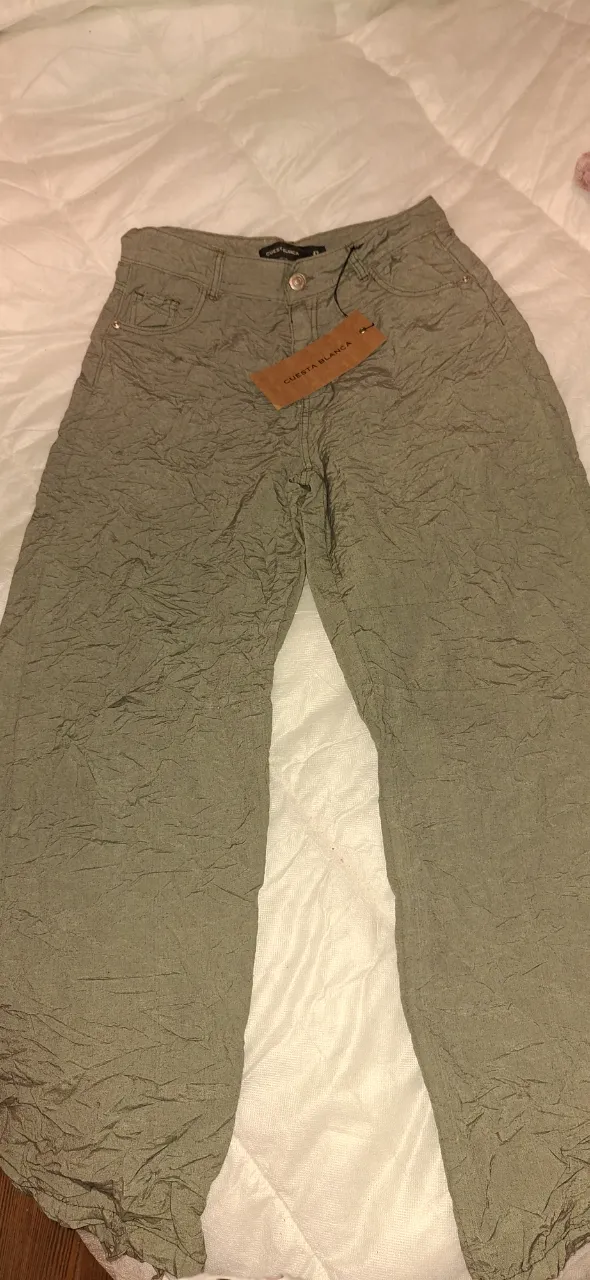 Pantalón suelto de mujer, color verde con textura arrugada. Marca Cuesta Blanca. Talle 42.