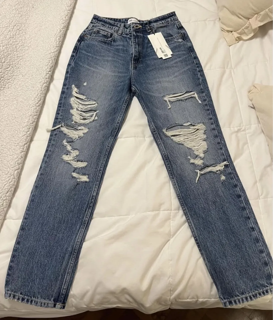 Jeans Mom Fit de mujer sin uso con etiqueta, con roturas en las rodillas y tiro alto. Marca Zara, talle 36 EUR.