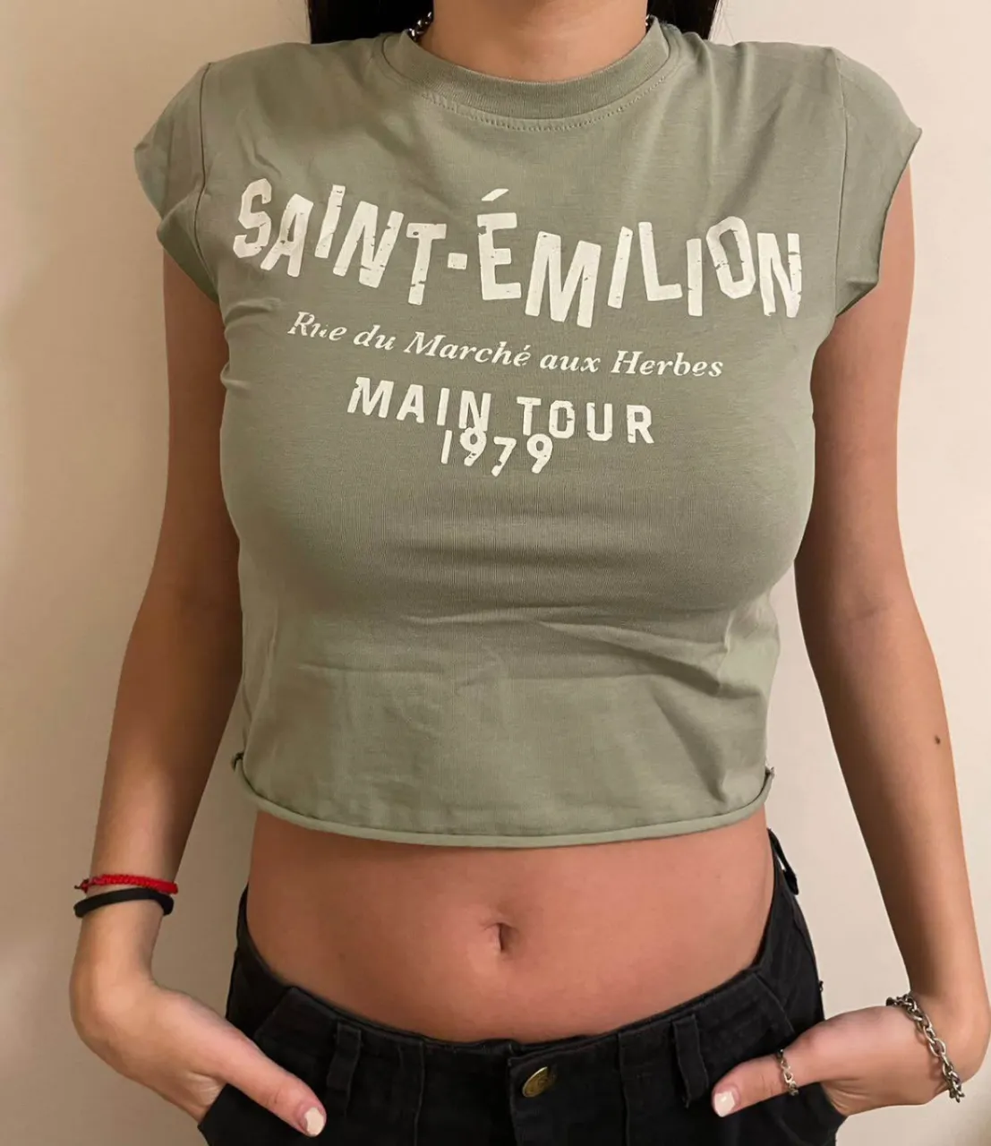 Remera crop top verde con estampado "Saint-Émilion". De la marca Bershka, ideal para un look casual y moderno.
