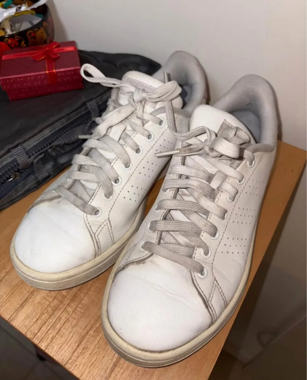 Zapatillas Adidas Advantage blancas y usadas. Talle 36.5. Poco uso.