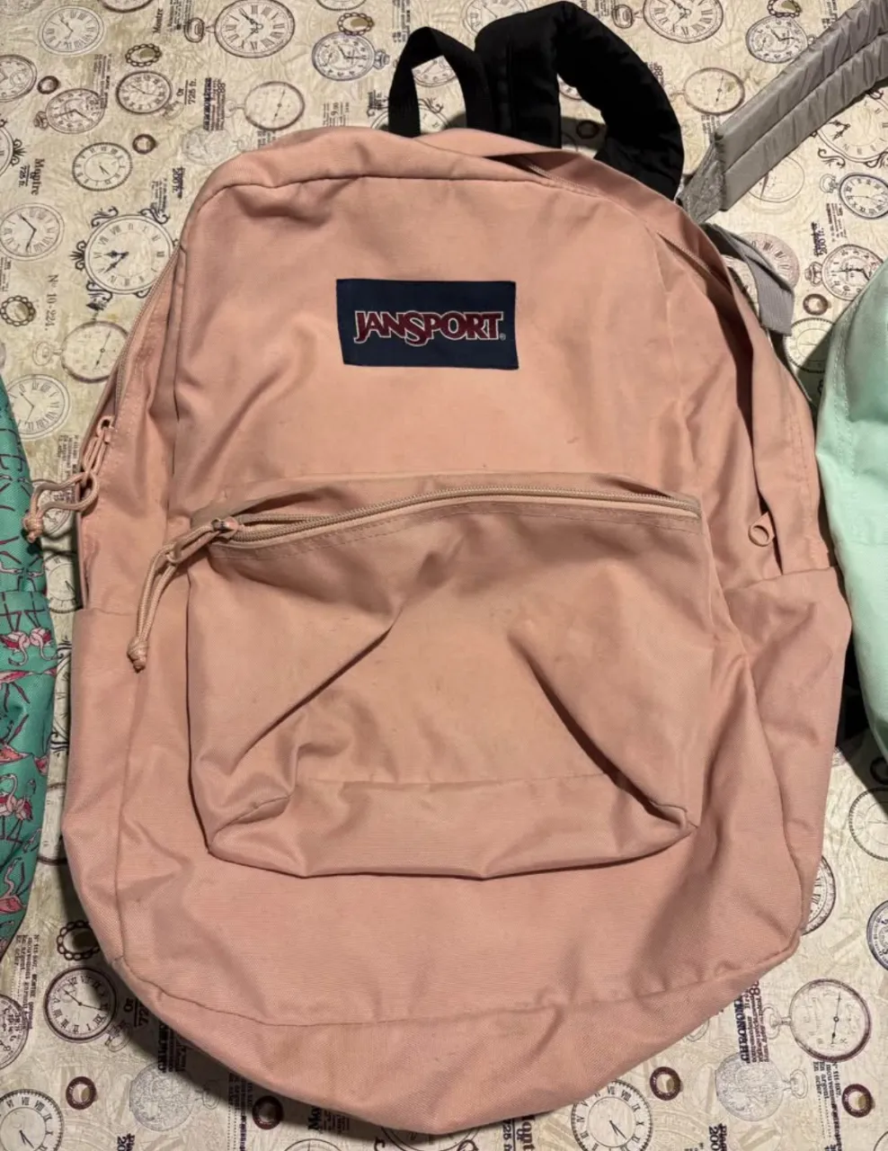 Mochila Jansport rosa, ideal para llevar tus cosas con estilo. Perfecta para el día a día.