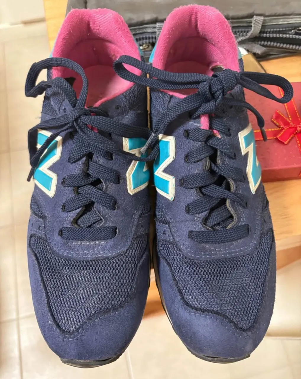 Zapatillas New Balance azules con detalles en rosa y celeste. Ideales para un look casual y deportivo talle 37.5