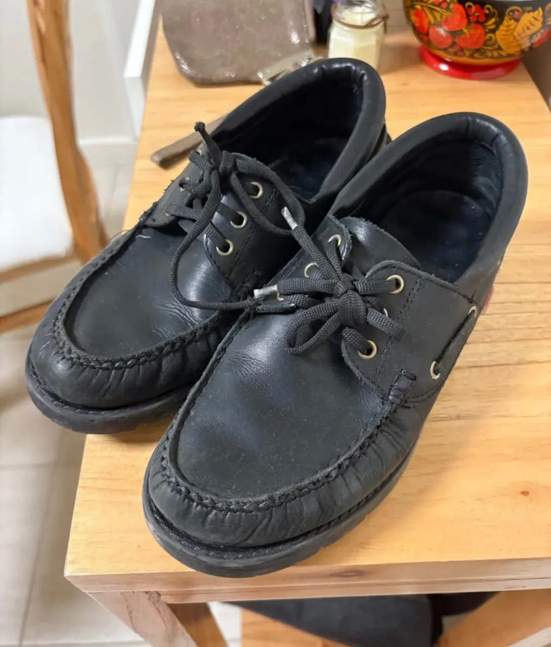 Zapatos escolares MARCEL de cuero negro para mujer (talle 37), ideales para un look casual y cómodo. 