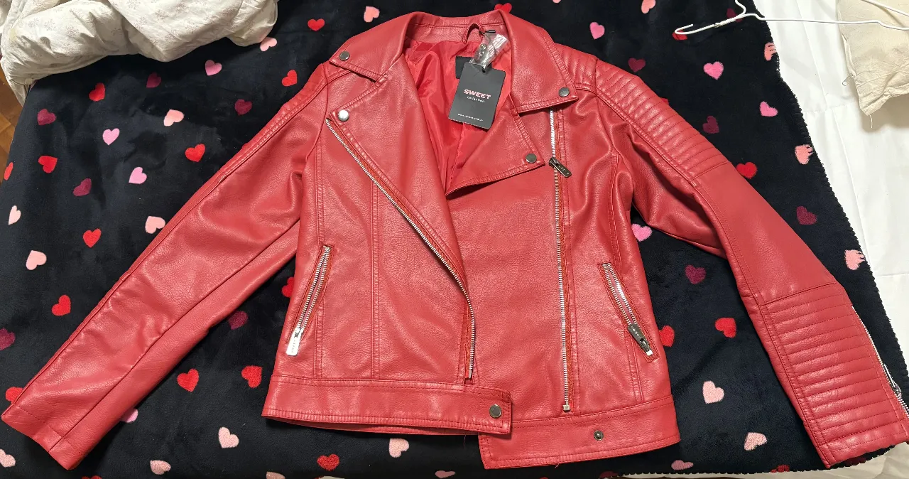 Campera biker roja SWEET de cuero sintético para mujer. Con cierre asimétrico, bolsillos con cierre y detalles acolchados en los hombros y mangas. Ideal para un look moderno y audaz.
