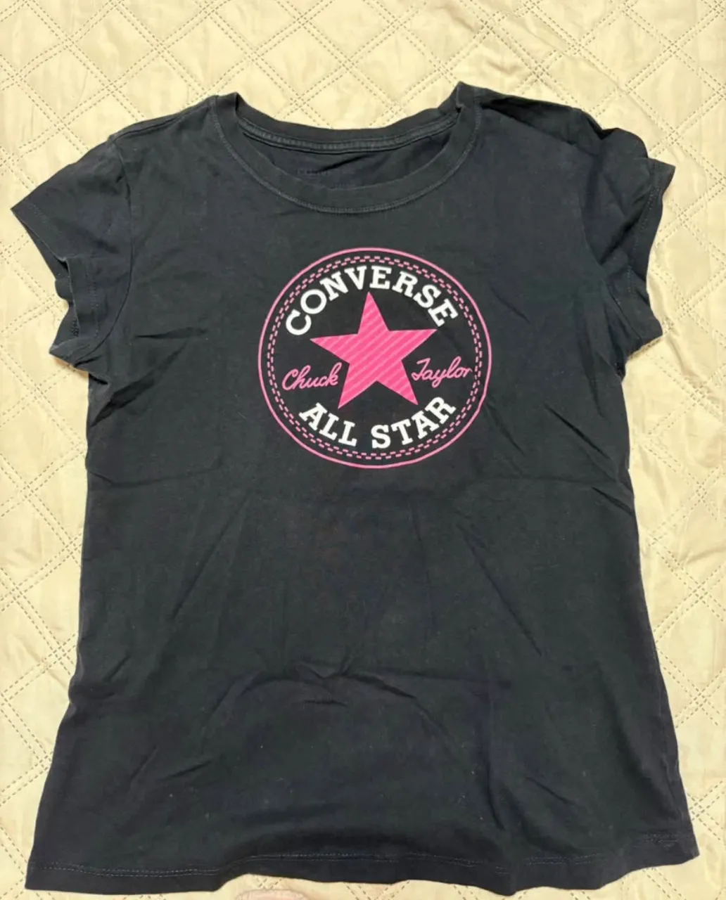 Remera negra de mujer con estampado del logo de Converse All Star en rosa. Talle XL de niños. Ideal para un look casual y cómodo.
