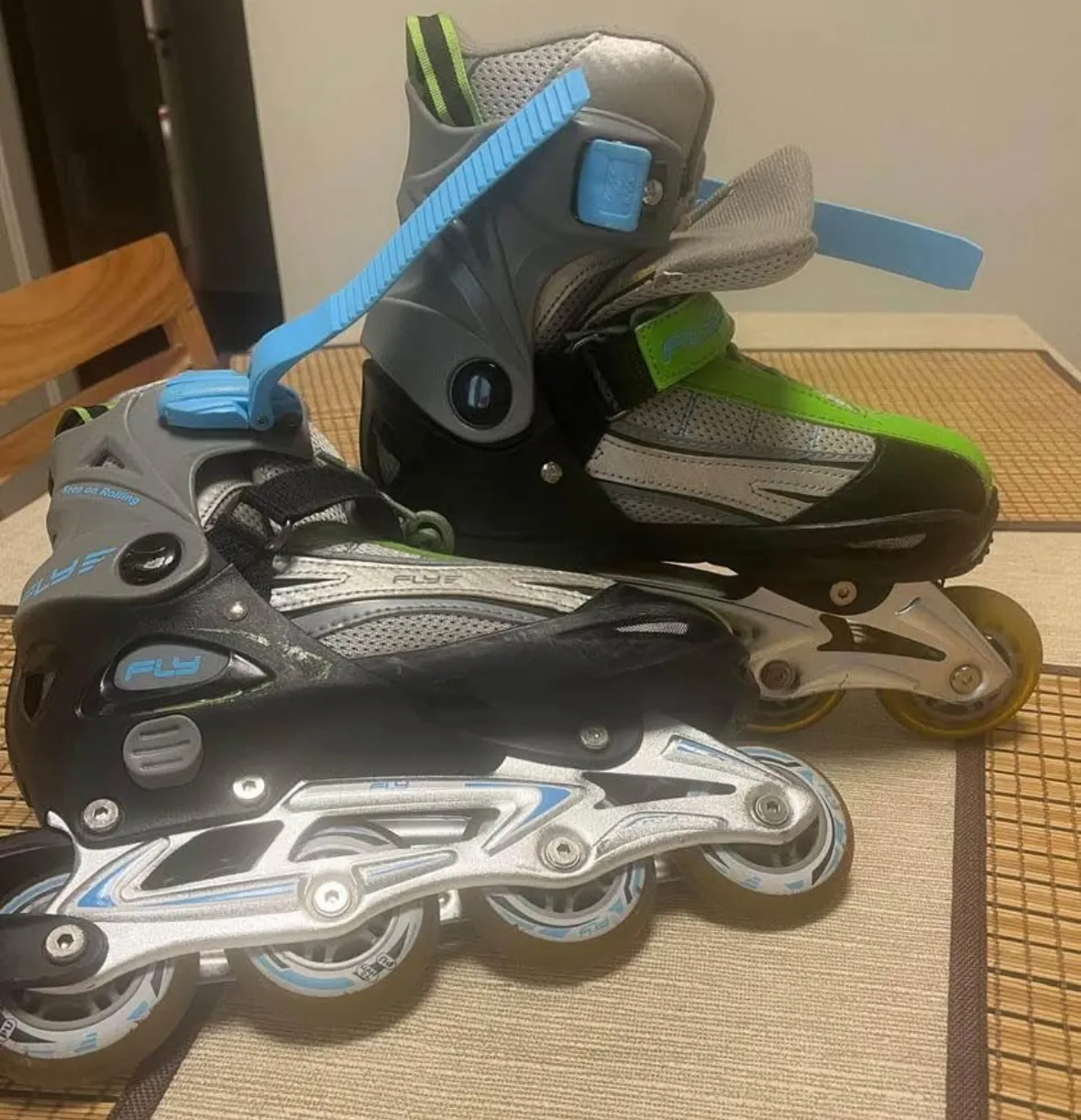 Patines en línea FLY para hombre o mujer. Talle M (37-40). Color gris y negro con detalles en verde y azul. Ideales para practicar deportes y disfrutar del aire libre.