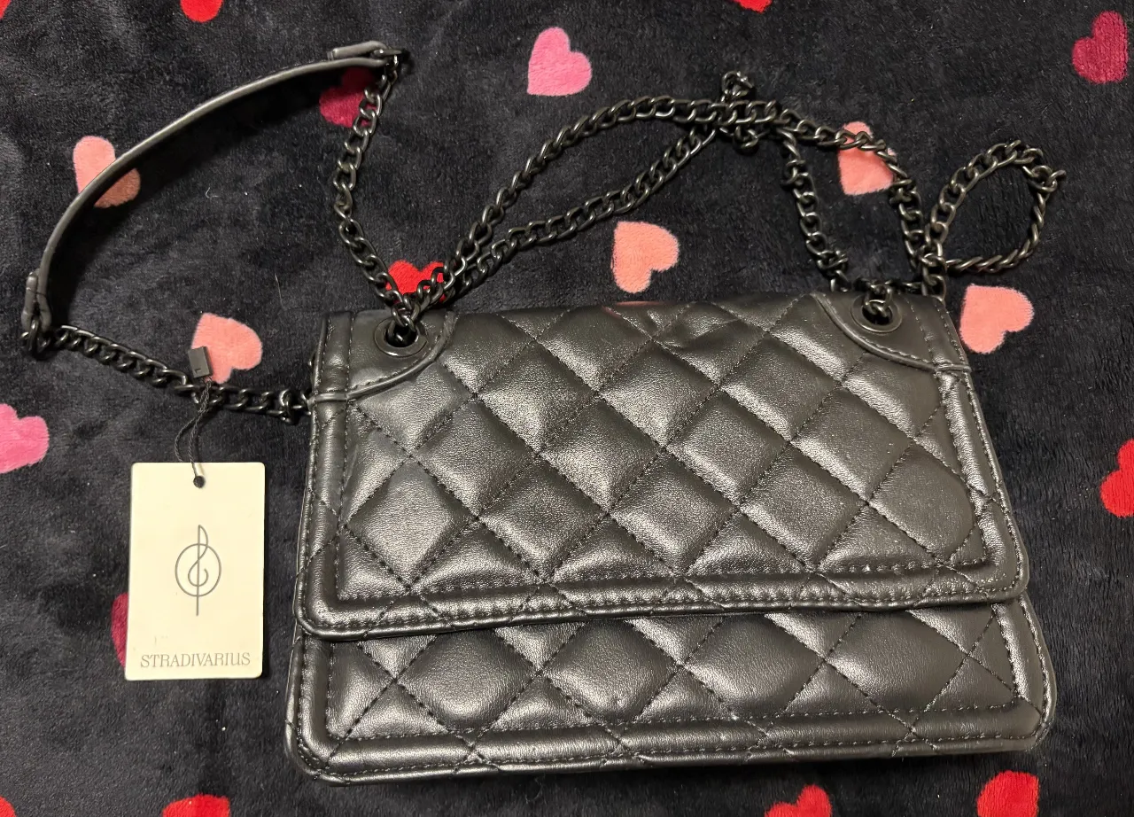 Cartera bandolera nueva negra acolchada con cadena. Marca Stradivarius. Ideal para un look elegante y moderno. Perfecta para llevar tus esenciales con estilo.