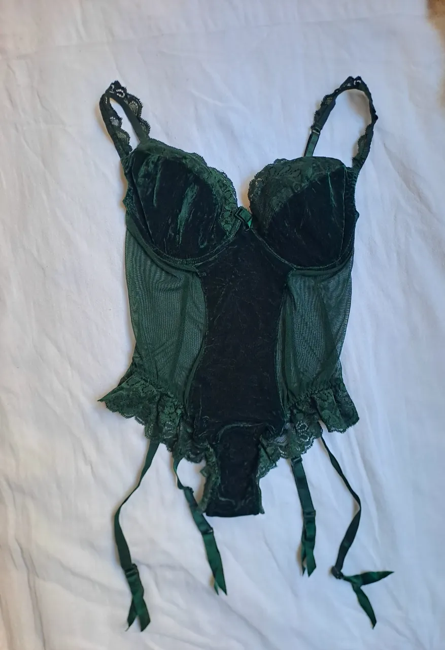 Body lencero 💚

Marca Victoria Secret.
Talle S/M 
Sede.
Verde oscuro.
Se desabrocha abajo.
Breteles regulables.
Las ligas pueden sacarse.