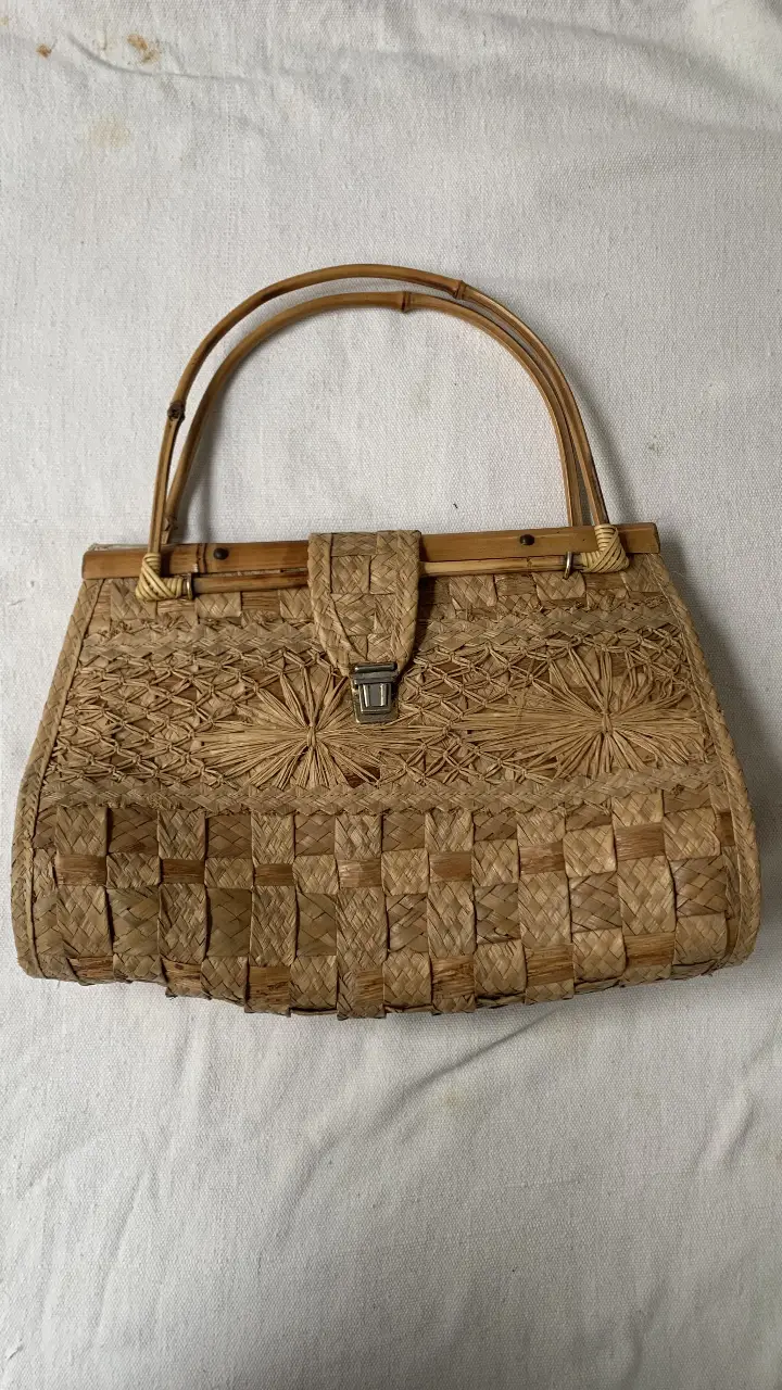 Cartera vintage artesanal de mimbre con detalles tejidos y cierre metálico. Ideal para un look bohemio y retro : )