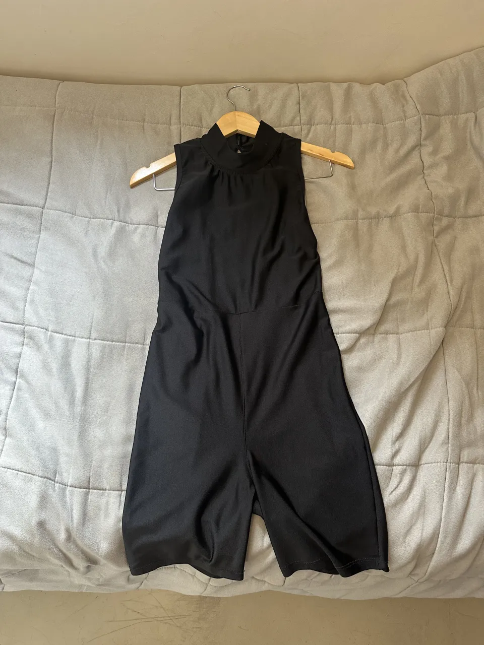 Mono corto negro sin mangas con cuello alto y espalda descubierta. Con tela elastizada, que permite que se ajuste al cuerpo de cada una! Es un básico atrevido, permitiendo que lo combines con lo que quieras🙌.