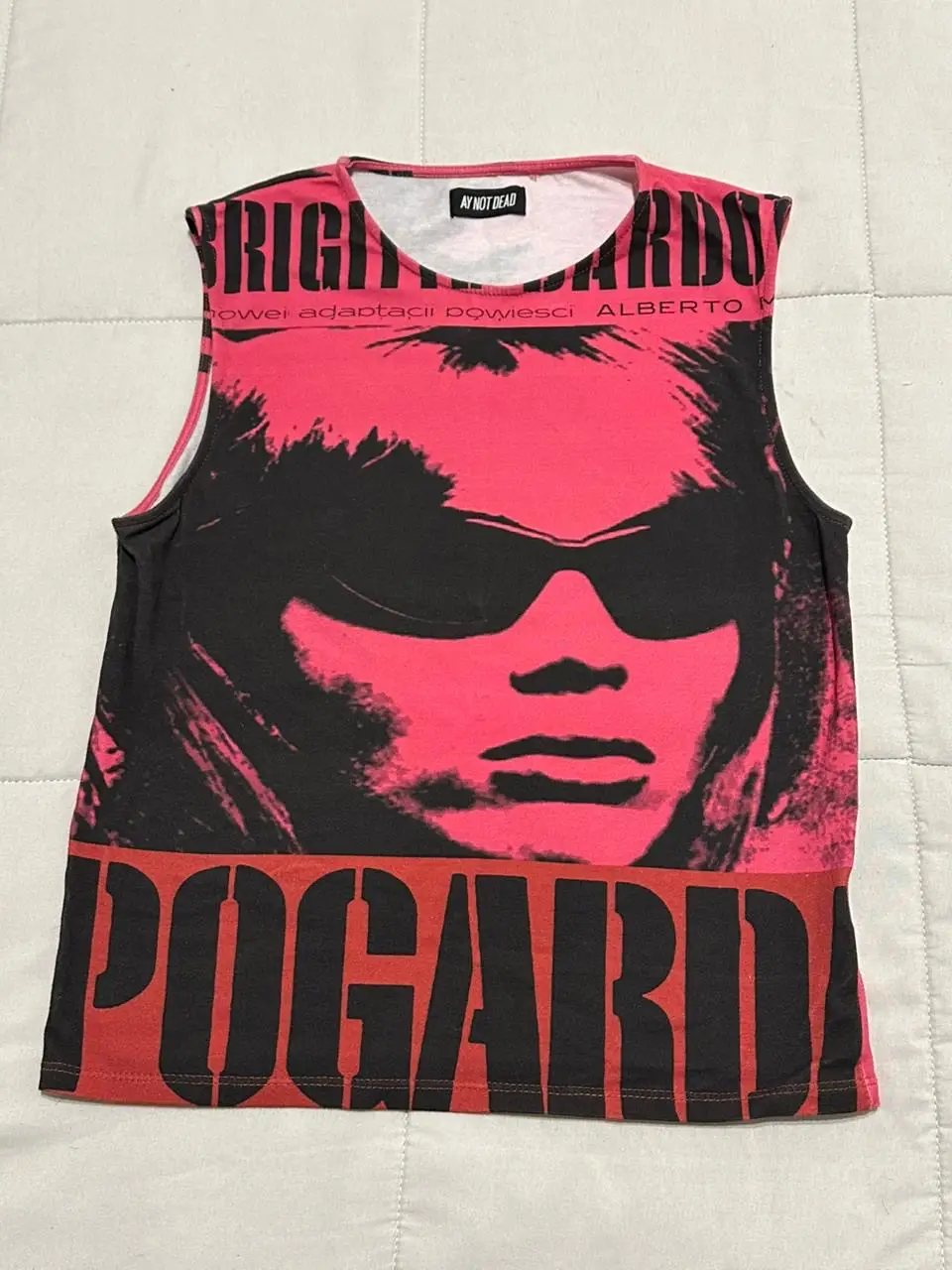 Musculosa de hombre con estampado de rostro y tipografía. Estilo retro/vintage, ideal para un look rocker o streetwear.