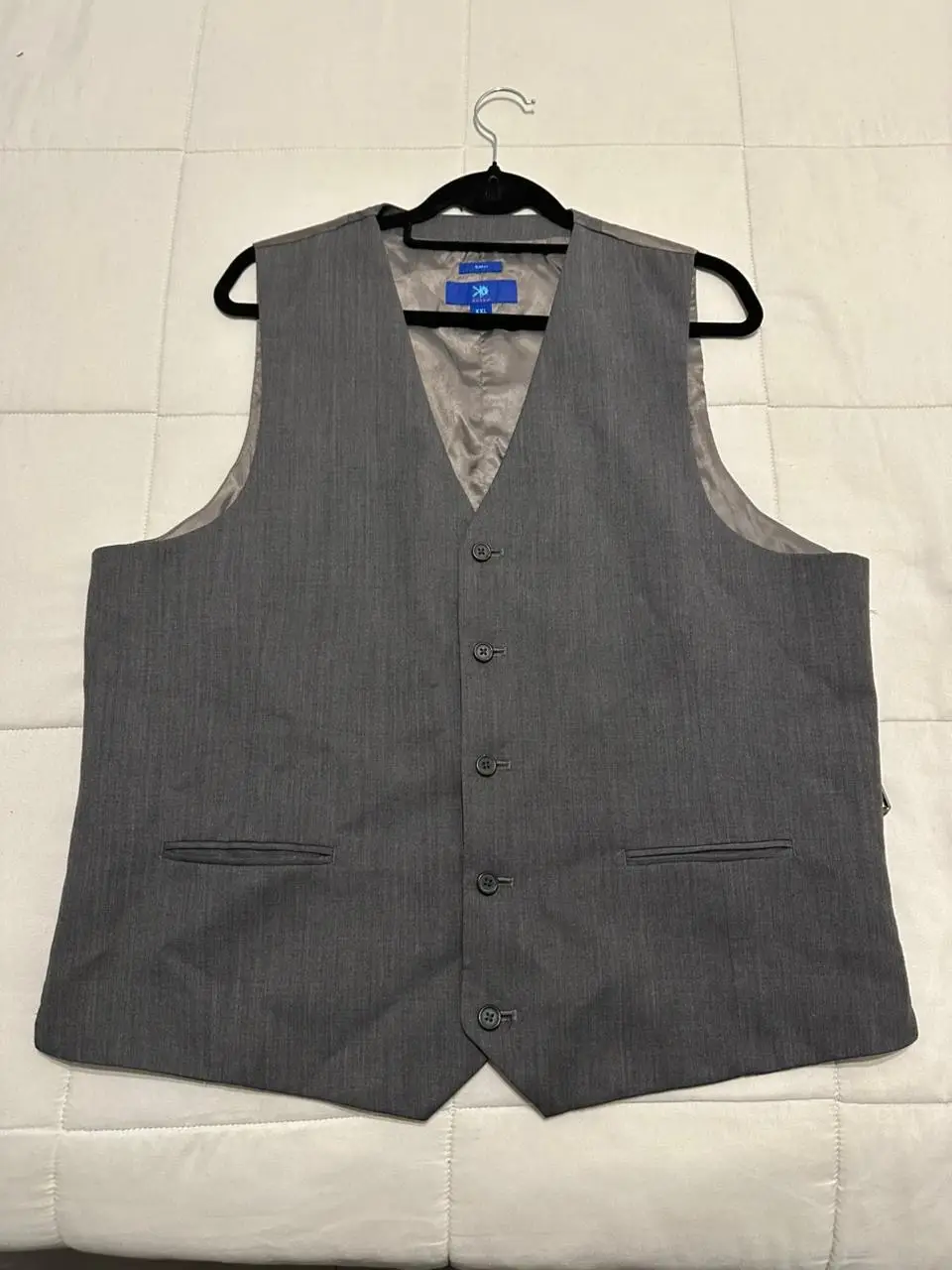 Chaleco de vestir gris para hombre, ideal para ocasiones formales. Confeccionado en tejido de alta calidad, este chaleco presenta un diseño clásico con botones y bolsillos funcionales. Perfecto para combinar con trajes o para un look más casual pero elegante.