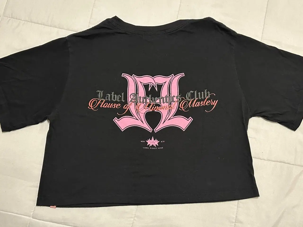 Remera crop negra con estampado rosa en el frente. Ideal para un look streetwear.