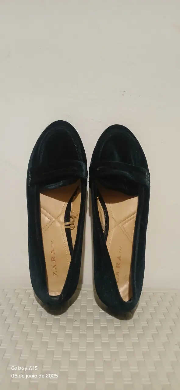 Ballerinas de terciopelo verde oscuro de la marca Zara. Ideales para un look elegante y cómodo.