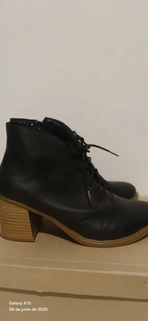 Botines negros de cuero con cordones y taco grueso.Un sólo uso. Ideales para un look casual y moderno.