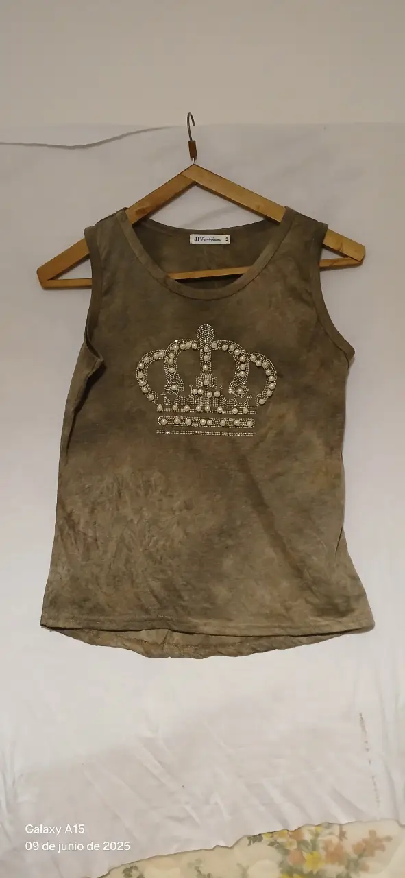 Musculosa de mujer con diseño de corona con apliques de perlas y brillos. Ideal para un look casual y canchero.