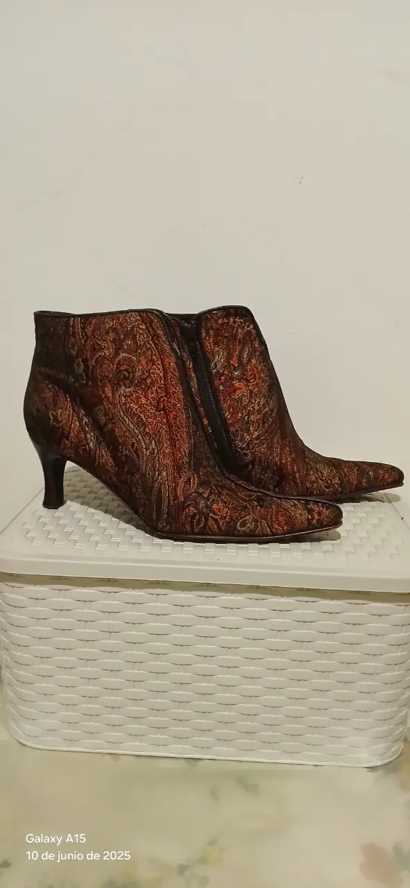 Botines de mujer en textil labrado floral en tonos marrones y detalles en negro. Diseño elegante con taco fino de madera  y cierre lateral.Interior en cuero natural. Ideales para un look sofisticado. Tossone artesanal