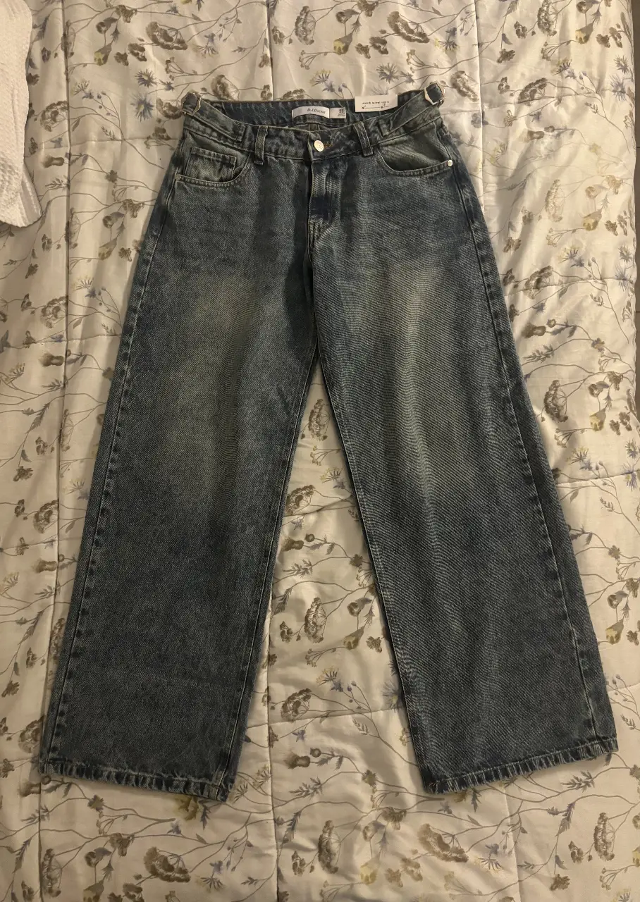 Pantalon Wide leg rígido tiro bajo con hebillas laterales.Marca B-LU DENIM. Talle 38.(tiene hebillas regulables a los costados)