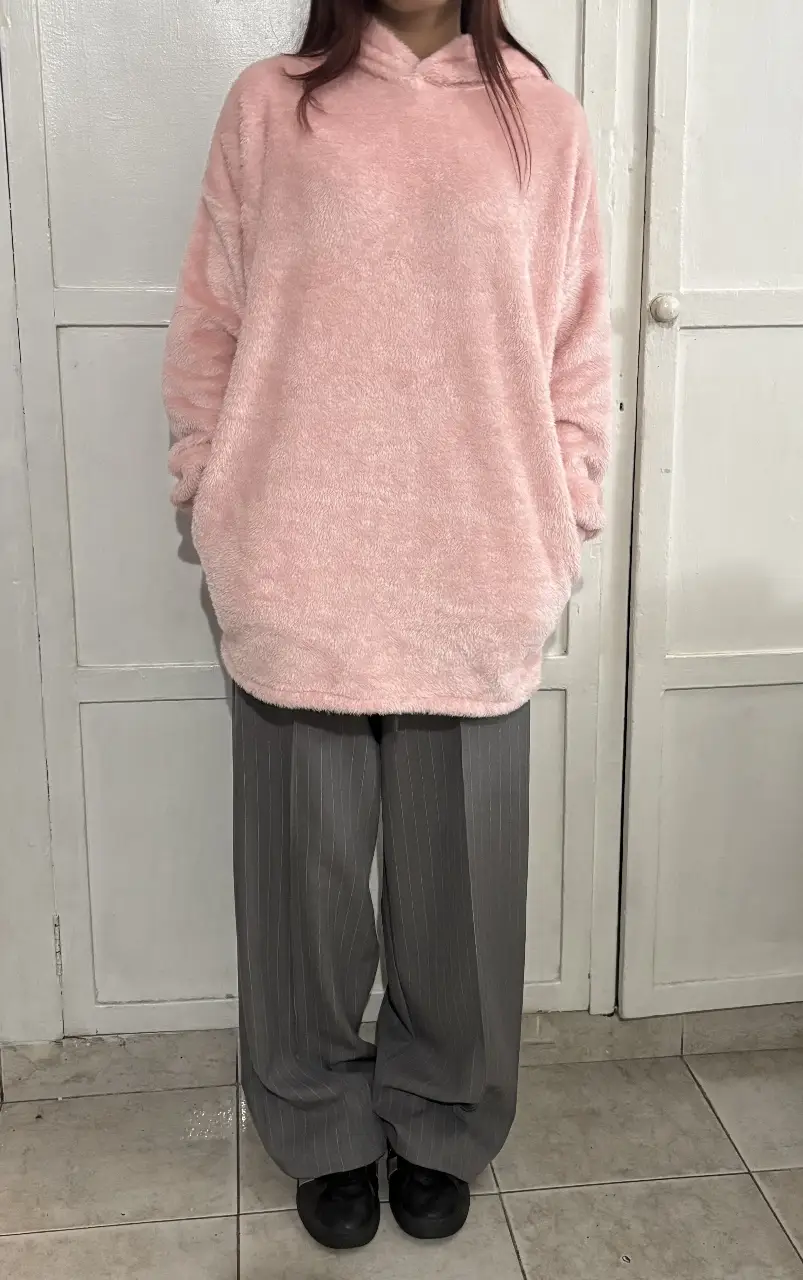 Buzo rosa de tela suave y abrigada, ideal para un look casual y cómodo. Perfecto para el invierno.Talle unico(cede)(tela de peluche)