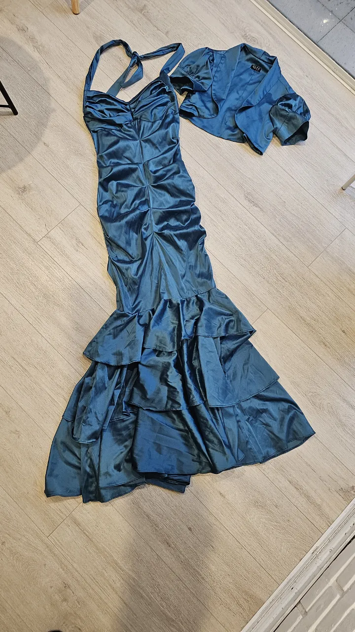 Vestido largo de fiesta con un elegante diseño sirena. Incluye un bolero a juego. Ideal para eventos especiales y celebraciones.