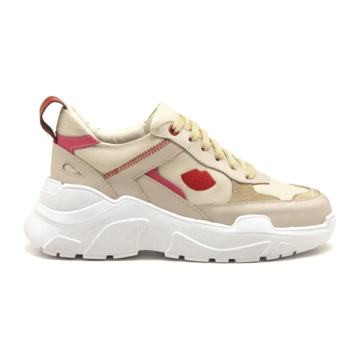 Zapatillas urbanas para mujer con diseño de labios rojos. Suela gruesa blanca y detalles en rosa y beige. Ideales para un look casual y moderno.