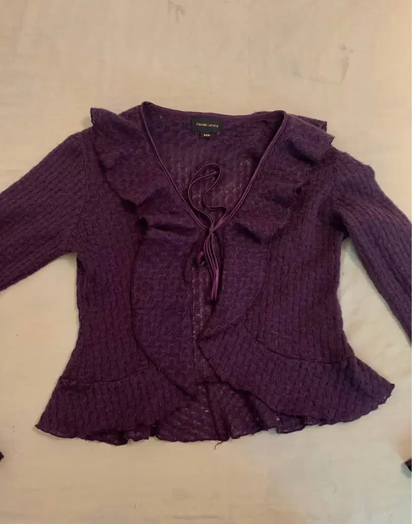 Blusa de mujer color violeta con detalle de volados en el cuello y mangas acampanadas. Ideal para un look elegante y sofisticado.