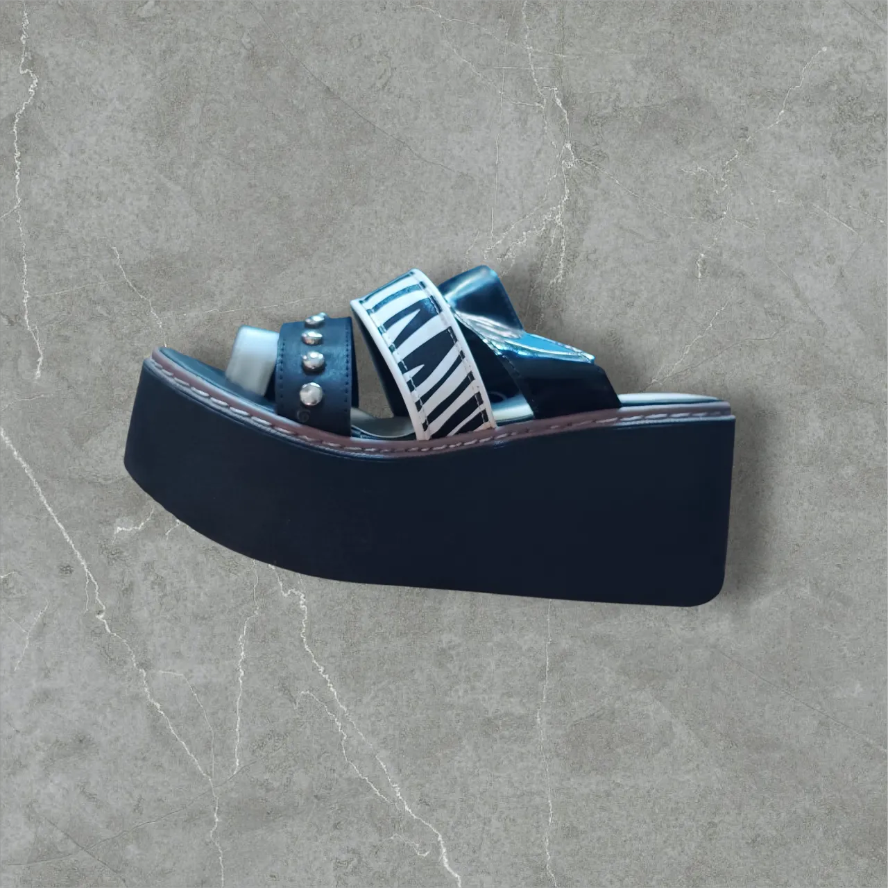 Sandalias de plataforma con tiras estampadas y tachas. ¡Un toque audaz para tu look!
Plataforma 8 CM aprox 