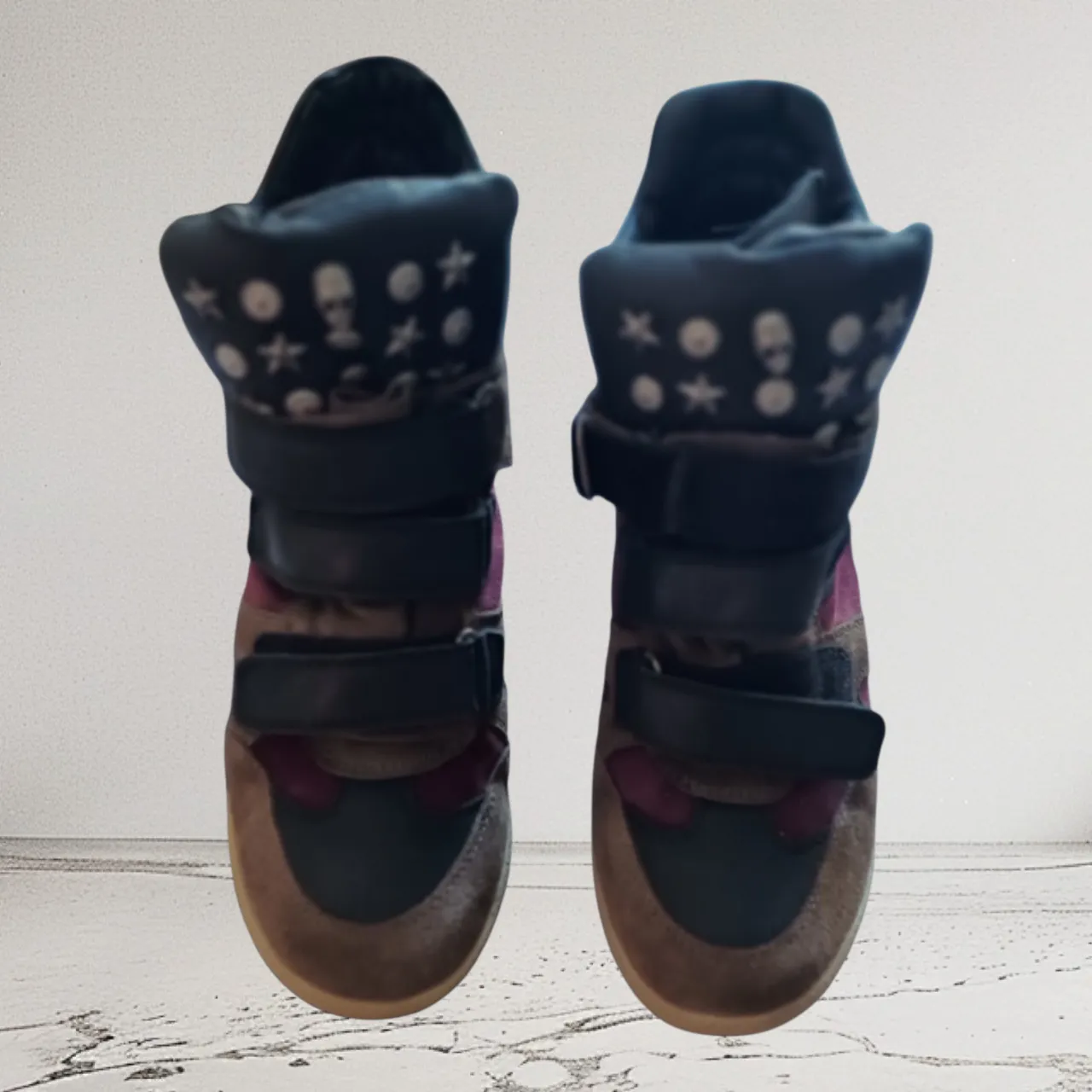 Botitas urbanas con diseño moderno y detalles cancheros. Ideales para darle un toque cool a cualquier look casual.