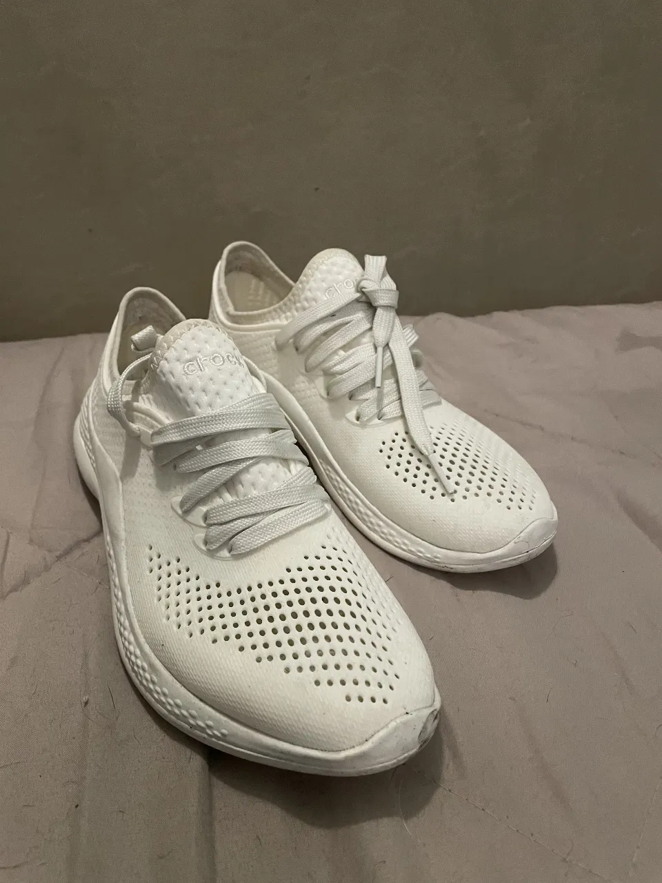 Zapatillas Crocs blancas, ideales para un look casual y cómodo. Perfectas para el día a día, combinan estilo y funcionalidad.
Están nuevas, son de un material apto para el agua.