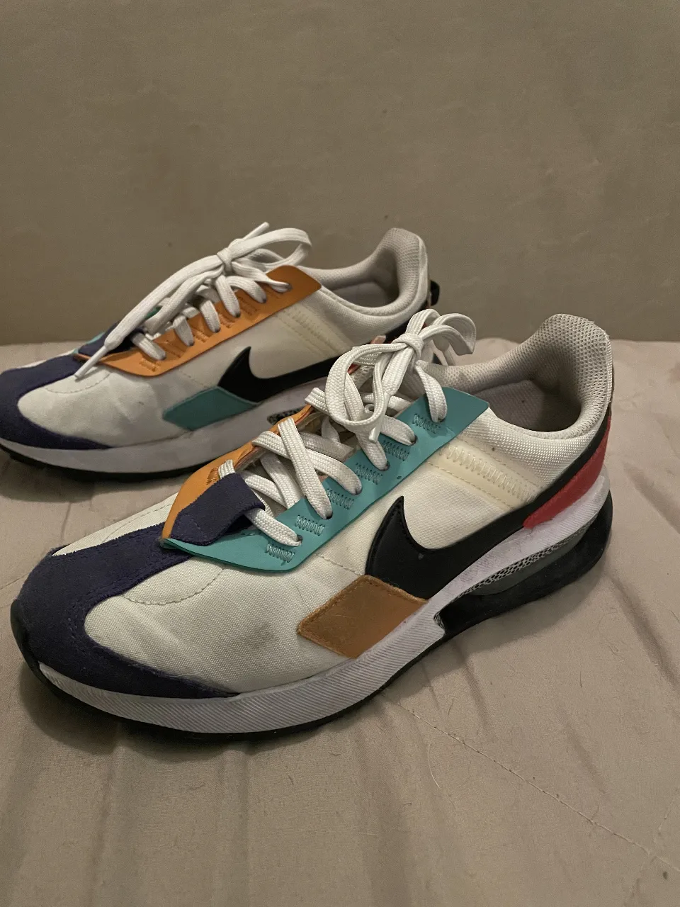 Zapatillas Nike de mujer, diseño retro con detalles en naranja, azul y negro. Ideales para un look casual. Son divinas, tienen dos usos. Las vendo por que me quedan chicas.
