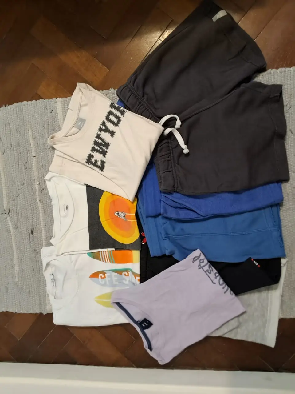 Shorts deportivos MC de color azul y negro y gris x 5 unidades y 4 remeras ML y MC  Ideales para actividades físicas y estar en casa . Se vende en pack todo JUNTO. Todo Talle 12. Hay Marca Mimo &Co, RumRum, Coffee 